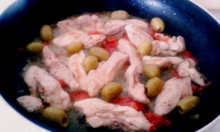 listarelle-di-pollo-con-olive-e-peperoncino-sfumate-al-vino-bianco